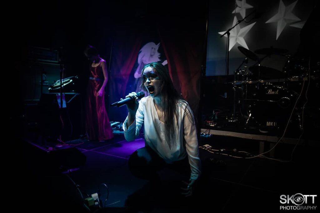 Spøgelser og specialeffects i vente: Ambitiøs koncert fra danske Ethereal Kingdoms på Royal Metal Fest